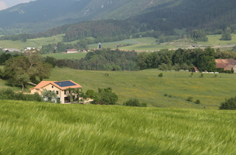 Maison dans les prés du Jura