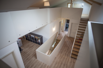 Intérieur rénové, escalier sous la charpente